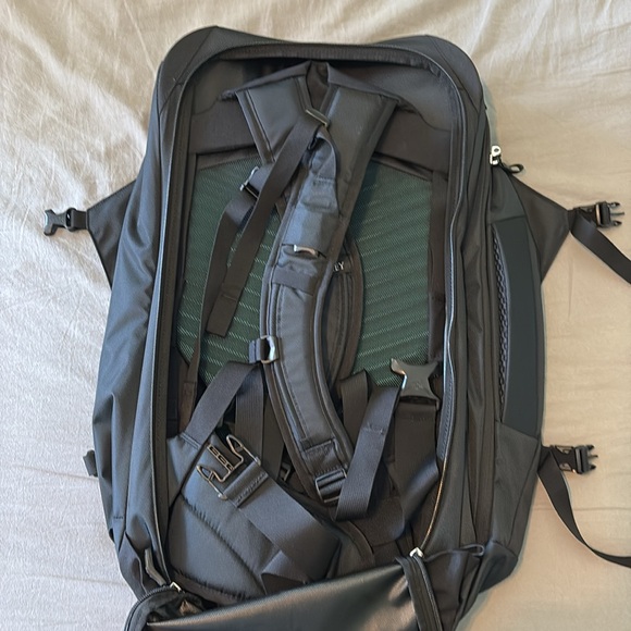 Osprey FairView 40 Travel Backpack - Picture 3 of 6